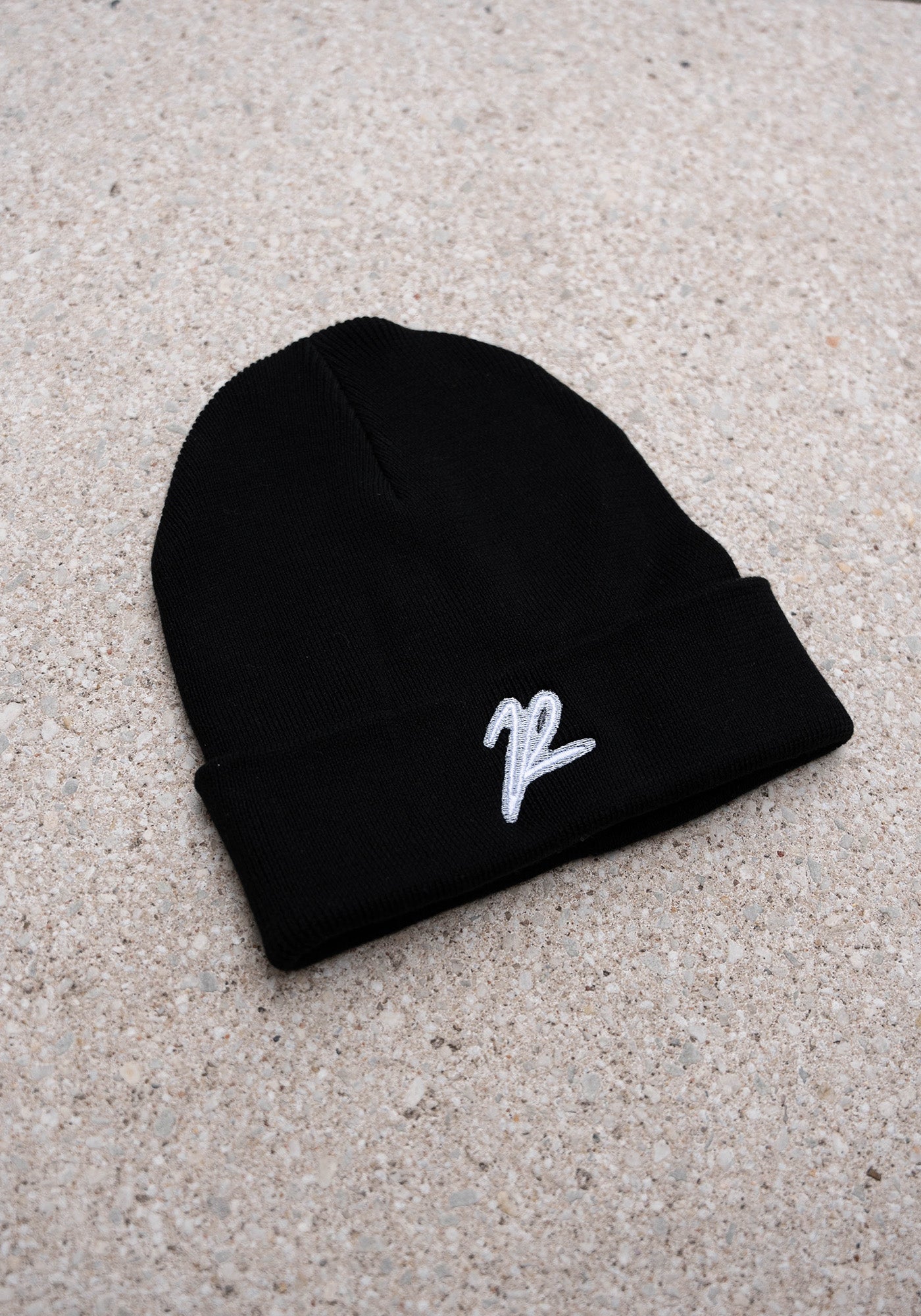 Sustainable Beanie "The R" Black