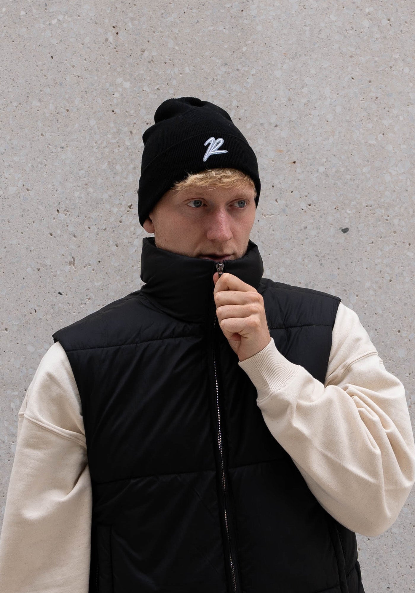 Sustainable Beanie "The R" Black